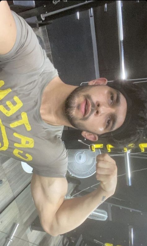 Amardeep Phogat, Handsome Indian Men, Shahid Kapoor, Indian Men, Chill Photos, Indian Man, Tv Actors, Cute Love Songs, Muscle Men