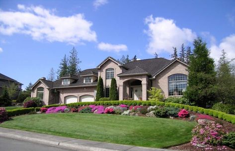 I love the sloping u-shaped driveway bordered with box hedge and gardens. It's a very nice design and makes for a fabulous entrance to this home. U Shape Driveway Landscaping, Circle Driveway Landscaping, Tennessee Homes For Sale, Circle Driveway, Driveway Ideas, Modern Front Yard, Driveway Landscaping, Residential Roofing, Professional Landscaping