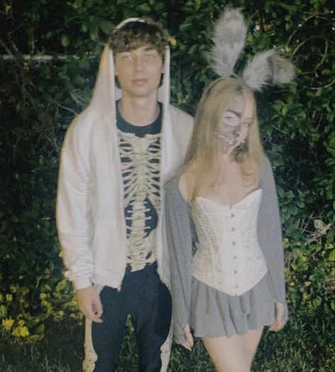 Donnie Darko Costume Couple, Donny Darko Costume, Donnie Darko Cosplay, Easy Simple Duo Halloween Costumes, Donnie Darko Halloween, Donnie Darko Couple Costume, Frank The Bunny Costume, Donnie Darko Makeup, Frank Donnie Darko Costume