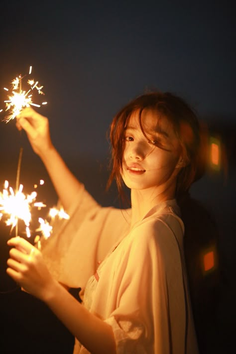 Amazing Photography Of People, Firework Portrait, Inspirational Poses, Sparkler Photography, Photographie Portrait Inspiration, 사진 촬영 포즈, People Poses, Female Pose Reference, Body Reference Poses