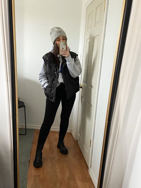 Cold Rain Outfit, Cold Weather Outfits Beanie, Black Leggings Outfit Rainy Day, Snow Vest Outfit, Winter Walk Outfit Casual, Outfit With Black Vest For Women, Women’s Black Vest Outfit, Short Black Vest Outfit, Comfy Vest Outfits