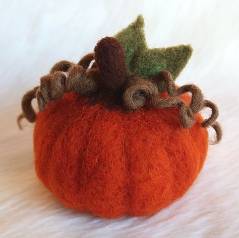 How To Make A Felt Pumpkin, Felting Pumpkins, Needle Felted Pumpkins Tutorial, Needle Felt Pumpkin, Needle Felted Fall Decor, Pumpkin Felt, Needle Felted Pumpkins, Felted Pumpkins, Fall Felt Crafts