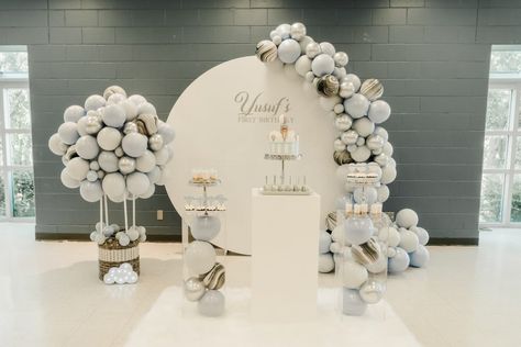 All White First Birthday Party, Baby Birthday Party Decorations, Huge Party, Boys 1st Birthday Cake, Baby Shower Balloon Decorations, Boys First Birthday Party Ideas, Baby Boy 1st Birthday Party, 1st Birthday Cake Smash, Birthday Balloon Decorations