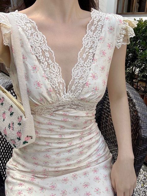 Peony Pink, Fashion 90s, White Highlights, Pink Shade, Dress Inspiration, Hand In Hand, Dress Silhouette, 가을 패션, French Lace