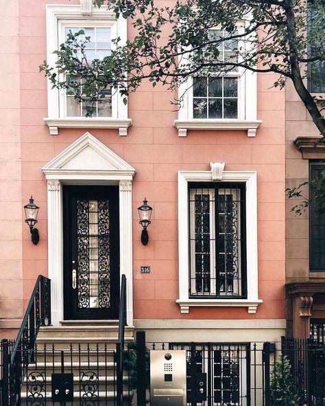 Rowhouse Interiors, Traditional Femininity, Raindrops And Roses, Minimalist Street Style, Rose House, Georgia Girls, Casual Summer Outfits For Women, Townhouse Designs, Pink House