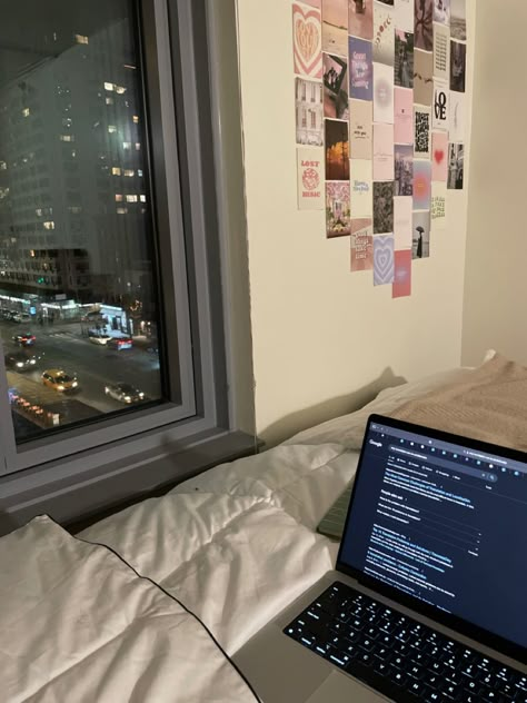 Nyc Student Apartment, Fit Dorm Room, University Aesthetic Dorm, Nyc Home, Design University Aesthetic, Student Dorm Aesthetic, University Dorm Room Aesthetic, Dorm Room University, Campus Room