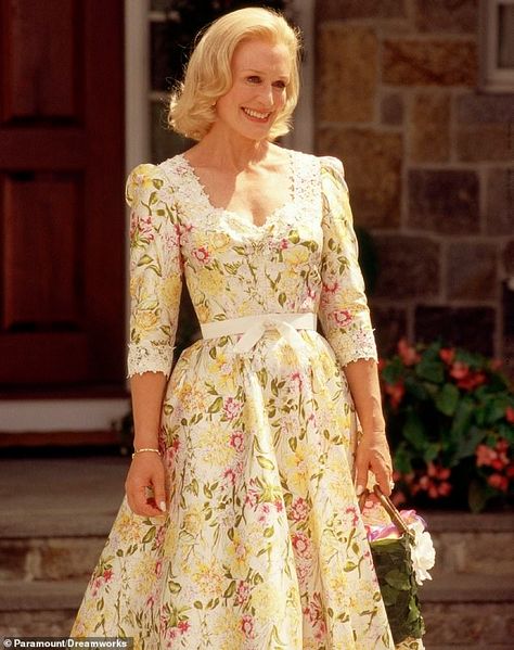 Glenn Close, 73, shares behind the scene snap from her dressing room on the set of Stepford Wives | Daily Mail Online Terror Jr, The Stepford Wives, Stepford Wives, Plated Skirt, Housewife Dress, Tv Clothes, Tea Dresses, Stepford Wife, Wife Style