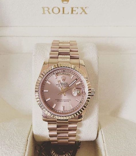 Rolex en or rose pour femme Rolex For Women, Invicta Watches Women, Womens Designer Watches, Army Watches, Gold Rolex, Rolex Watch, Rose Gold Watch, Men's Watches, Beautiful Watches