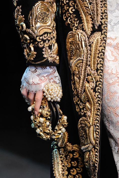 Dolce Avant Garde Fashion Photography, Masquerade Wedding, Hippy Chic, Couture Details, Avant Garde Fashion, Rock Punk, Dolce E Gabbana, Baroque Fashion, Look Vintage