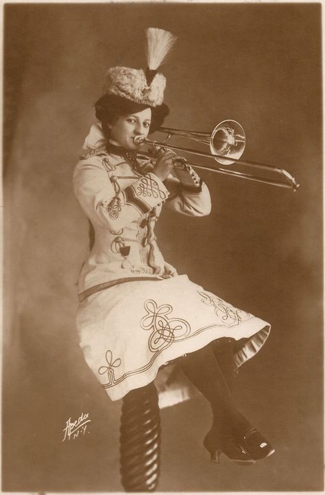 trombone Trombone Music, Burlesque Vintage, Brass Music, Art Of Noise, Band Nerd, Brass Instruments, Drum Major, Music Stand, Music Technology