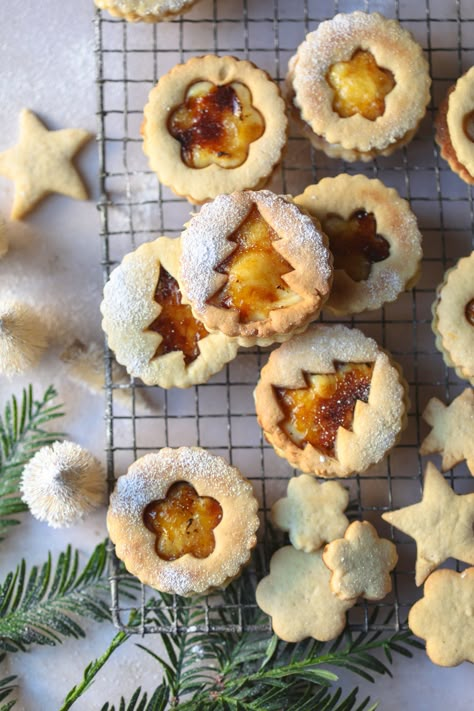 Creme Brûlée Linzer Cookies - Classic Dessert meets Cookie Christmas Dinner Dessert, Breakfast Diner, Linzer Cookies Recipe, Christmas Dinner Desserts, Plain Cookies, New Year Recipes, Linzer Cookies, Refreshing Beverages, Creme Brûlée