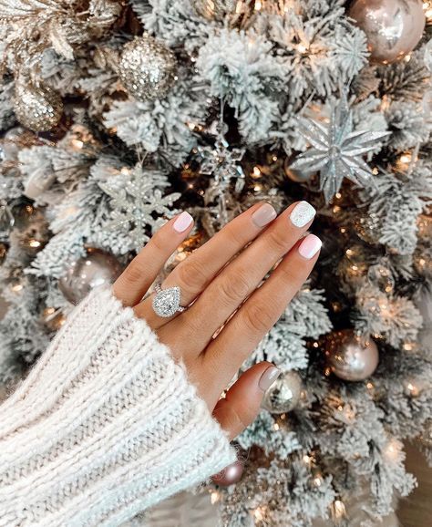 Christmas Engagement Nails, Christmas Dipped Nails Ideas, Holiday Engagement, Christmas Nail Art Easy, Engagement Nails, December Nails, Short Gel Nails, Christmas Engagement, Holiday Nail Designs