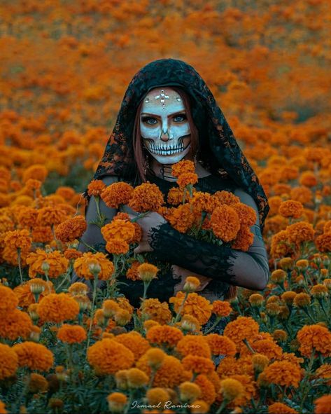 Dia De Los Muertos Decorations Ideas, Skelita Calaveras, Hispanic Culture, Skeleton Makeup, Halloween Photography, Mexican Holiday, Adult Halloween Party, Halloween Photoshoot, Mexican Culture