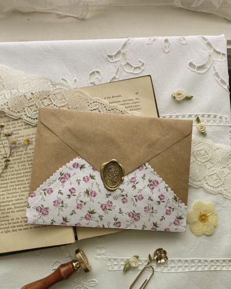 𝒥ℴ𝓇𝒹𝒶𝓃 🕊️🌸 on Instagram: “Springtime penpal letters 💌🌸🥰 I found this calico floral at the fabric store and knew exactly what I wanted it for 🙊 Also, thank you to my…” Handwritten Letter Aesthetic, Penpal Letters, Aesthetic Letters, Pen Pal Letters, Letter Gifts, Handwritten Letters, Junk Journaling, Letter I, Love Languages