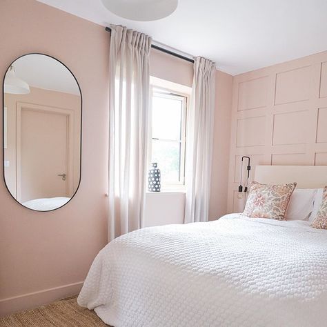 This has to be the prettiest and most tranquil room with the gorgeous pale pink colour scheme and the soft curtains, from the home of Insta account @casacocointhecotswolds. Every wall has been painted the beautiful pink, including the skirting, bringing the wall down to the floor and giving a softer, Scandi look. What we also love about this pink bedroom colour scheme is the subtle black accents from the mirror, curtain rail and bedside lights, which adds a contemporary twist to the look. Teen Pink Bedroom, Bedroom Inspo Teen, Luxury Pink Bedroom, Aesthetic Pink Bedroom, Bedroom Inspo Aesthetic, Pale Pink Bedrooms, Bedroom Inspo Cozy, Flat Makeover, Pink And White Bedroom