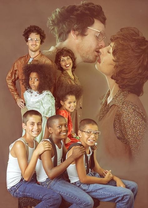 The 20 Most Awkward Family Photos We Have Ever Seen - CheezCake - Parenting | Relationships | Food | Lifestyle Fancy Terrace, 80s Photoshoot, Awkward Family Pictures, Awkward Family Portraits, Madame Doubtfire, Awkward Family Christmas, Bad Family, The Awkward Yeti, Funny Family Photos