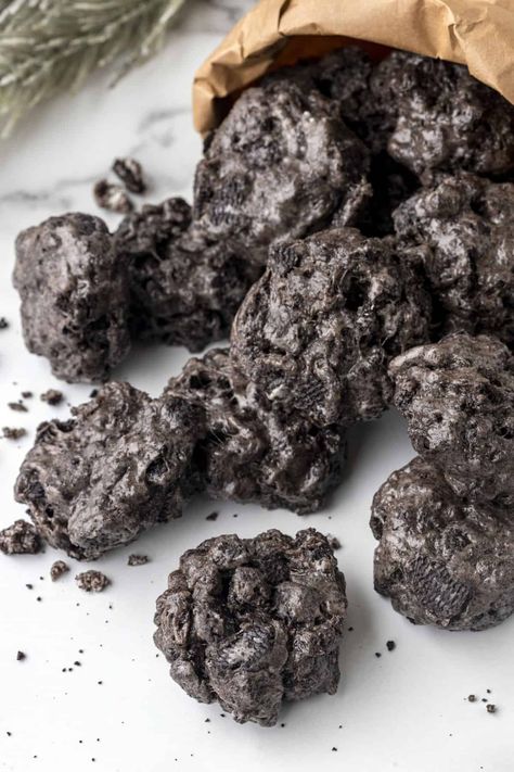 Lump of Coal Cookies Christmas Coal Oreo, Lumps Of Coal Recipe Oreo, Lump Of Coal Cookies, Lump Of Coal Treats, Coal Dessert, Lump Of Coal Recipe, Coal Aesthetics, Oreo Coal Recipe, Coal Candy Recipe