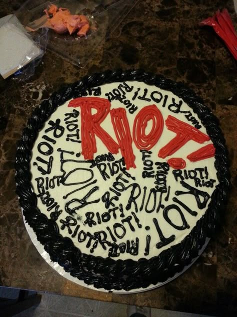 Paramore Cake - Riot Album Cover Paramore Birthday Party, Rock Band Cake Ideas, Punk Rock Birthday Cake, Emo Bday Cake, 2000s Emo Party Theme, Emo Cake Ideas, Emo Party Food, Band Birthday Cakes, Emo Cakes Birthdays