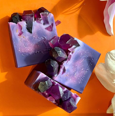 This "precious" soap made with "amethyst crystals" and scented with bright and citrusy twist on a traditional rose fragrance. You'll love the notes of bergamot, orange, grapefruit, dried rose petals, jasmine, sandalwood, and musk. Very soft gentle soap for sensitive and dry skin. Made with extra butters to create a luxury experience! Find a pink option here: https://www.etsy.com/your/shops/RedBearFarmCo/tools/listings/1343011566?ref=listing_card_body&from_page=/your/listings INGREDIENTS:  Olive Geode Soap, Soap Aesthetic, Cold Process Soap Designs, Easy Soap Recipes, Soap Art, Dessert Soap, Traditional Rose, Handmade Soap Recipes, Crystal Soap