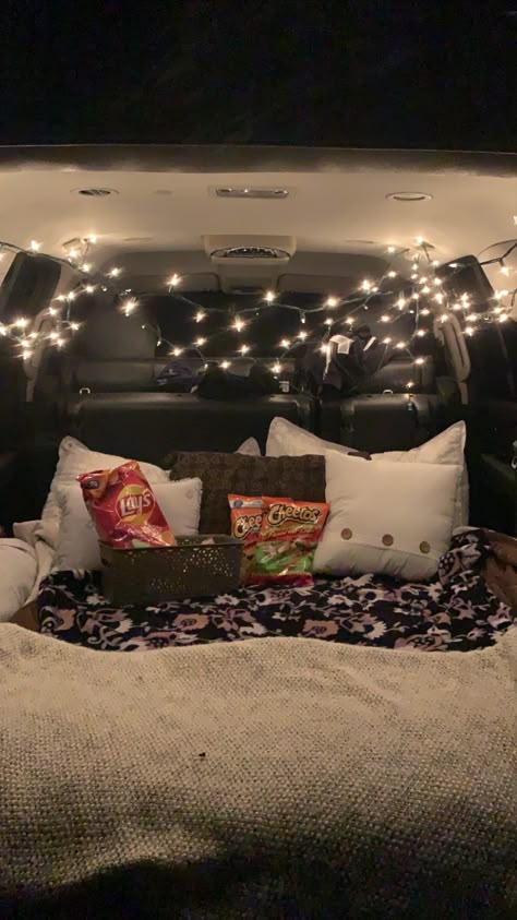 Drive In Movie Theater Ideas, Drive In Theater Date, Drive In Theater Ideas, Car Sleepover Ideas, Car Movie Night, Trunk Bed Date, Movie Drive In, Van Camping Ideas, Car Sleepover