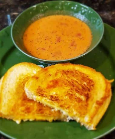 Disneyland Snacks, Chimichanga Recipe, Perfect Grilled Cheese, Tomato Soup Recipe, Geek Food, Disney Recipes, Disneyland Food, Tomato Basil Soup, White Cheddar Cheese