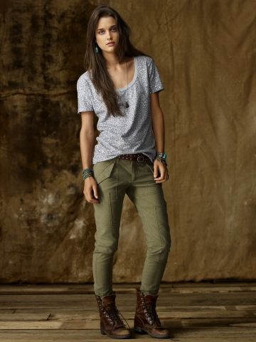 Love this entire outfit. Hiking Style, Safari Outfits, Olive Jeans, Army Green Pants, Olive Pants, Army Style, Boating Outfit, Ralph Lauren Denim, Outfit Fall