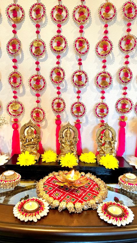 Diwali Deepak Decoration, Vaibhav Laxmi Pooja Decoration, Diwali Craft Decoration, Diwali Decor Ideas, Diwali Decoration Lights, Festive Decor Ideas, Ganpati Decor, Diwali Ideas, Diya Decoration Ideas