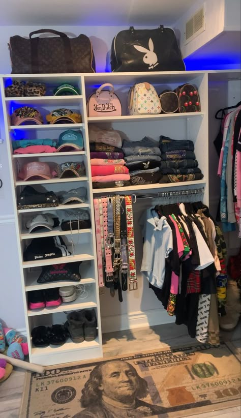 #2000s #closet #walkincloset #style #backtoschool #outfits #roomdecoration Closet In Room, Closet Y2k, Baddie Closet, Very Small Closet Ideas, Girly Hypebeast Room, 2000s Closet, Apartment Closet Ideas, Cute Closet, Y2k Closet