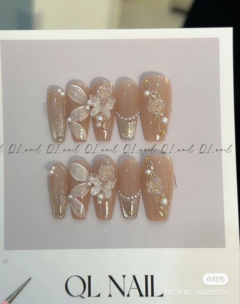 Nail Art Wedding Elegant Pink, Nail Art Elegant Classy, Summer 2023 Nail Trends, Rave Nails, White Nails With Gold, Pearl Nail Art, 2023 Nail, Sunny Disposition, Kutek Disney