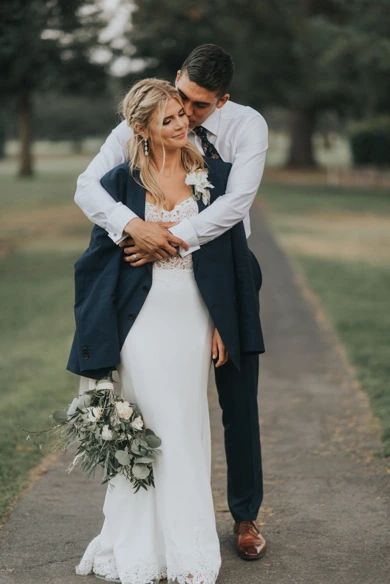 Wedding Portrait Poses, Wedding Picture Poses, Wedding Couple Poses Photography, Wedding Photography Styles, Bride And Groom Pictures, Wedding Couple Poses, Groom Photo, Wedding Photos Poses, Wedding Photography Poses