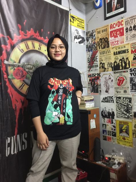 Ootd kaos band, ootd cewek gemuk Kaos Band, Ramones, Make Me Happy, Mens Graphic, Graphic Tshirt, Ootd, Mens Graphic Tshirt, Band, Mens Tshirts