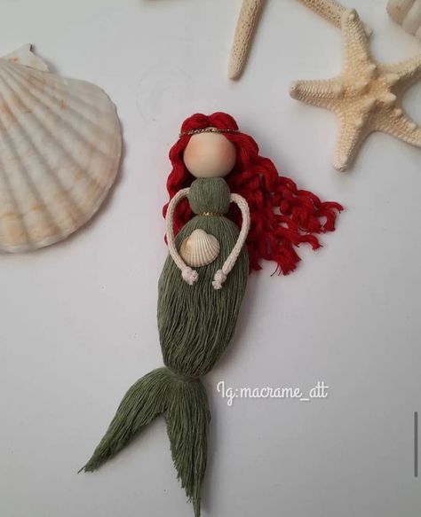 mermaid macrame doll Mermaid Yarn Doll, Mermaid Dolls Diy, Fairy Crafts For Kids, Yarn Mermaid, Mermaid Macrame, Diy Macrame Projects, Diy Bow Holder, Diy Sensory Toys, Macrame Doll