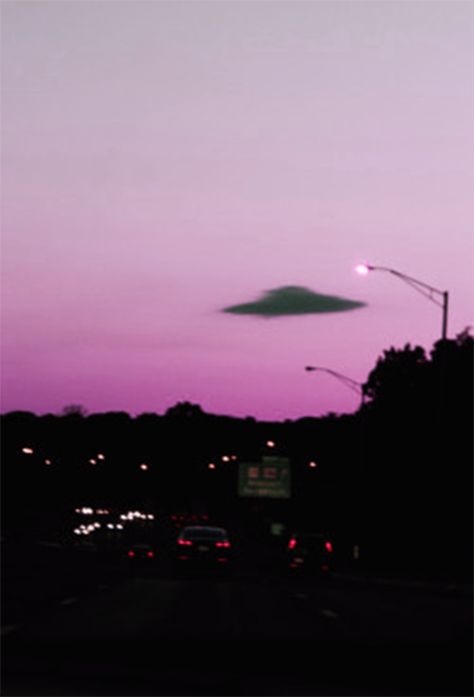 Pinterest⇝≫skylarmckellar❁ Insta⇝≫sky.mckellar❁ I always follow back Aliens Exist, Alien Aesthetic, Arte Alien, Night Vale, Dark Grunge, Aliens And Ufos, Space Backgrounds, Alien Art, Purple Aesthetic