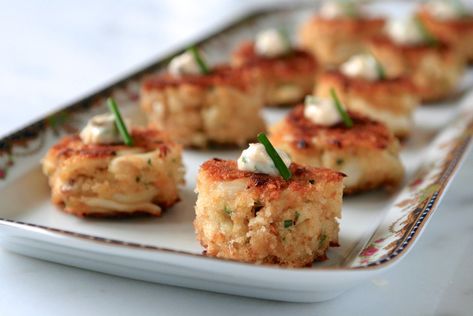 Mini Crab Cakes Appetizers, Crab Cake Appetizer, Baby Crab, Mini Crab Cakes, Gourmet Appetizers, Wedding Appetizers, Remoulade Sauce, Crab Cake, Crab Cakes