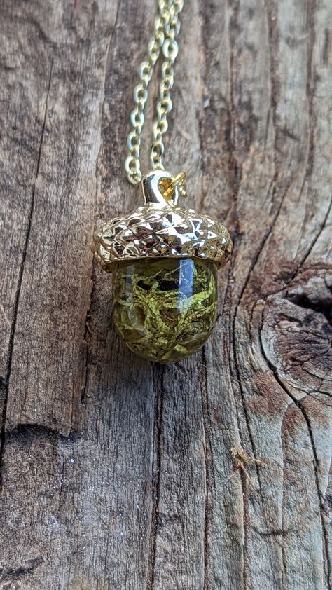 This simple gold necklace contains materials foraged from a forest floor near Crater Lake National Park in Oregon. The delicate neon green moss has been encased in clear resin, to preserve it inside the necklace forever. This acorn shaped pendant hangs on a delicate cable chain that measures 20 inches long, and hangs below the collarbone. The pendant top is also gold-toned, and chain closes easily with a lobster claw clasp.   This unique piece would make the perfect gift for a nature lover in yo Nature Inspired Necklace, Gold Boho Necklace, Nature Themed Gifts, Moss Jewelry, Moss Necklace, Gift For Self, Forest Jewelry, Silversmith Jewellery, Acorn Necklace