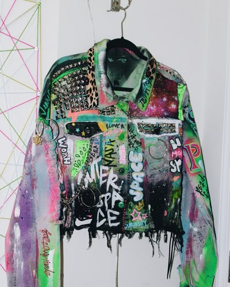 Spray Paint Denim Jacket, Custom Jacket Paint, Custom Denim Jacket Paint, Denim Jacket Customized, Trippy Outfits, Punk Denim Jacket, Fashion Project Ideas, Space Goth, Graffiti Jacket