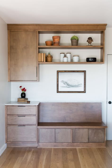 The Streamlined Entryway: 25 Favorites (Smart Storage Included) Dapur Rustic, Modern Mid Century Kitchen, Mid Century Kitchen Remodel, Minimal Kitchen, Mud Rooms, Mid Century Kitchen, Kitchen Nook, Kitchen Remodeling Projects, Wooden Cabinets