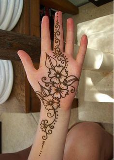 Palm Henna Designs, Henne Tattoo, Cute Henna Tattoos, Jagua Henna, Henna Inspired Tattoos, Cute Henna, Tato Henna, Eid Mehndi Designs, Henna Tattoo Hand