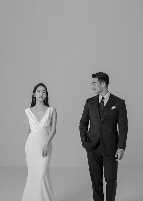 Pre Wedding Photoshoot Props, Korean Wedding Photography, Pre Wedding Photoshoot Outfit, Wedding Photo Studio, Wedding Photoshoot Props, Wedding Portrait Poses, Pre Wedding Photoshoot Outdoor, Wedding Photoshoot Poses, Pre Wedding Poses