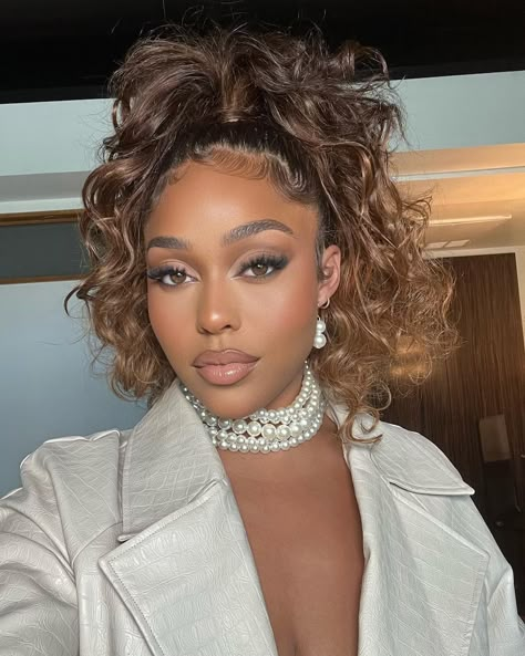 Makeup For Black Skin, Jordyn Woods, Wig Styling, Caramel Hair, Face Beat, Glamour Makeup, Soft Glam, Sleek Ponytail, Celebrity Makeup