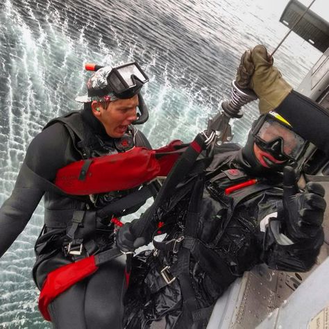 Aviation Rescue Swimmer AWS2 Williams and good ol' SAR training Army Tech, Rescue Swimmer, Semper Paratus, Coast Guard Rescue, Water Rescue, Navy Mom, Military Soldiers, Us Coast Guard, Military Heroes