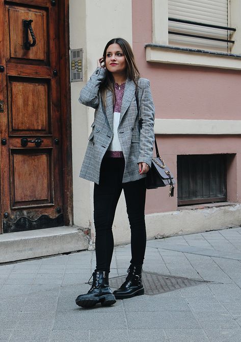 Outfit con botas militares y blazer de cuadros Outfits Con Botines Y Jeans, Outfits Con Botas Chelsea, Outfits Con Botas Combat, Outfits Con Botas Y Jeans, Outfits Leggins, Combat Boot Outfits, Combat Boot Outfit, Outfits Juvenil, Outfit Botas