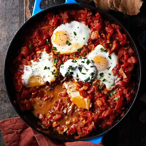 Shakshuka is a veggie-packed meal featuring eggs cooked in a mixture of tomatoes, onions, peppers and spices. It's typically served in North Africa and the Middle East for breakfast or lunch. Fiber Breakfast, Whole Wheat Pita, Spicy Tomato Sauce, Idee Pasto Sano, Mediterranean Diet Recipes, Iron Skillet, Chia Pudding, Stuffed Sweet Peppers, High Fiber