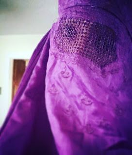 Afghan Burqa, Burqa Fashion, Istanbul Photography, Girls Hijab, Muslimah Outfit, Classic Clothes, Silk Scarf Style, Hijab Niqab, Scarf Style