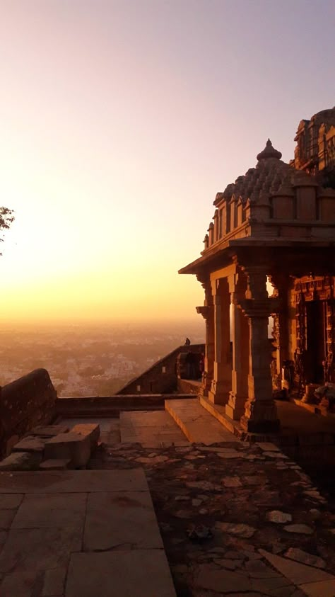 Sunset fort temple chittorgarh Rajasthan Indian Historical Aesthetic, Indian Forts Aesthetic, Indian Monuments Aesthetic, Chittorgarh Fort Photography, Indian Aesthetic Places, Indian Sunset Aesthetic, Rajasthan Aesthetic Pictures, Forts Aesthetic, Rajasthan Temple