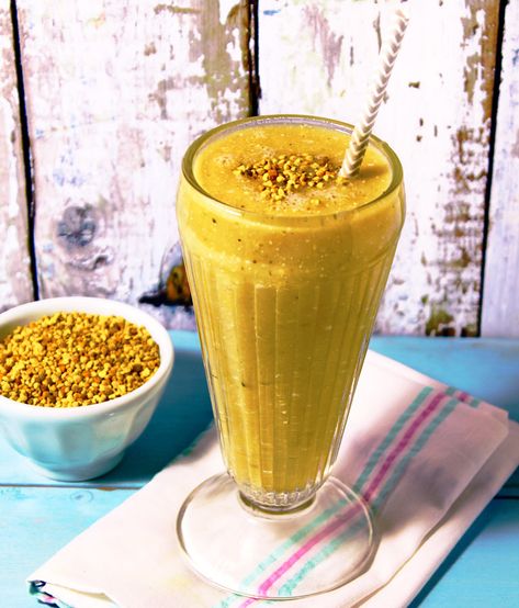 The bee pollen smoothie recipe full of protein and daily fibre Bee Pollen Smoothie, Holistic Recipes, Food Medicine, Superfood Recipes, Superfood Smoothie, Bee Pollen, Holistic Nutrition, Specialty Foods, Smoothie Shakes