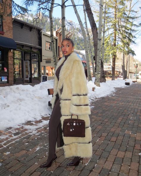 36 hours in Aspen ❄️ @fwrd @revolve #fwrdwinter #revolvewinte Fur Coat Outfit, Outing Outfit, Lori Harvey, Trip Outfits, Long Sleeve Workout, Tumblr Outfits, Kendall Jenner Style, Fashion Lookbook, Casual Dinner Outfit