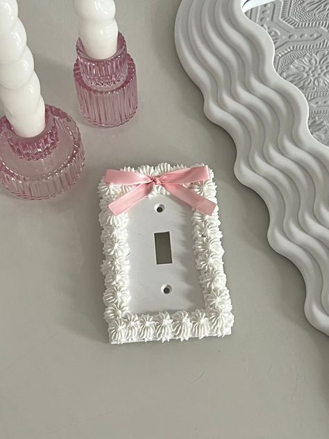 Spice up your home with our Coquette Bow Cake Wallplate Cover! Fits one standard light switch!  🎀 Made to order: Please allow 72 hours to create and ship! 🎀 🧁Please avoid getting Faux Cake Frosting wet or applying hard pressure / weight 🧁 🌈 Color customization: Send us a message to request a new color or pattern! 🌈 *Comes with one 2.8 inch wallplate and hardware per order* Hello Kitty Light Switch Cover, Aesthetic Outlet Covers, Aesthetic Light Switch Covers, Cute Light Switch Covers, Diy Light Switch Cover, Diy Outlet Covers, Light Switch Decor, Light Switch Covers Diy, Faux Cake