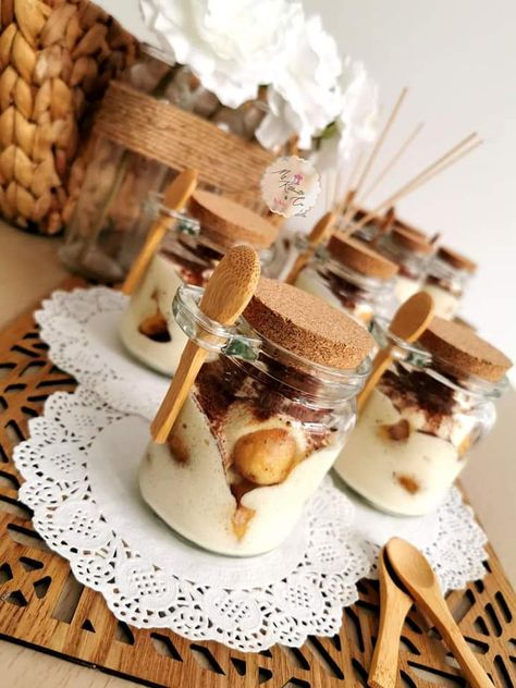 Juste.. Mmmmm ! Savez-vous ce que veut dire tiramisu ?"Tire moi vers le haut" Le tiramisu se pose aujourd’hui comme l’un des desserts incontournables : composé de biscuits imbibés de café, d'une crème au mascarpone et de cacao, c'est un vrai nuage en bouche !Déjà présenté sans chichi dans un généreux plat familial, je vous le présente aujourd'hui en version individuel dans mes verrines trooooop canon !!Le secret d'un bon tiramisu ? La patience..! Il doit reposer suffisamment longtemps au frais Tiramisu Originale, Dessert Box, Pop Up Bar, Dessert Boxes, Cute Baking, Outdoor Cafe, Club Sandwich, Camembert Cheese, Biscuits