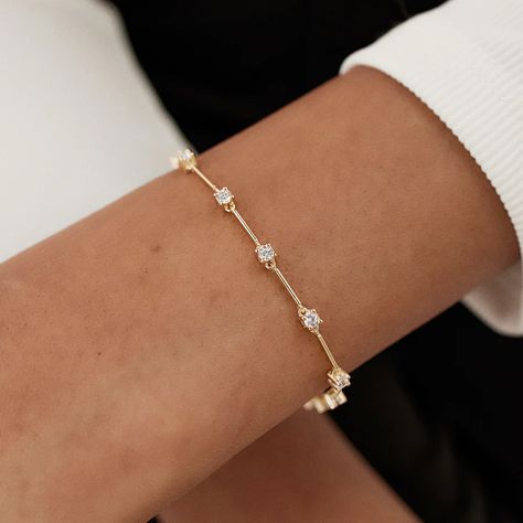 Diamond Bracelet Design, Gold Armband, Diamond Tennis Bracelet, Wedding Jewelry Bracelets, Jewelry Lookbook, Tennis Bracelet Diamond, Women Diamond, Emerald Jewelry, Sapphire Jewelry